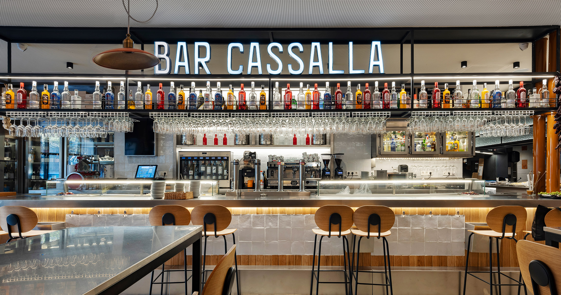 Barra del Bar Cassalla, con bebidas tradicionales valencianas en la parte superior.