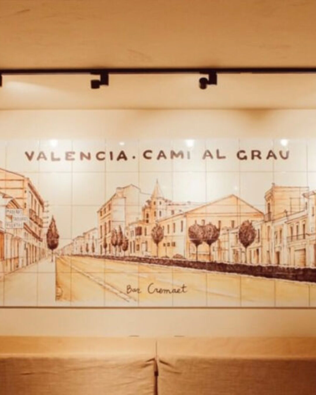 Mural de cerámica con una imagen de la antigua avenida del Puerto de Valencia.
