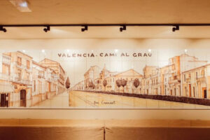 Mural de cerámica con una imagen de la antigua avenida del Puerto de Valencia.