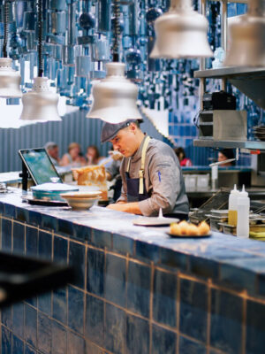 Israel, del equipo de cocina de La Sastrería Valencia.