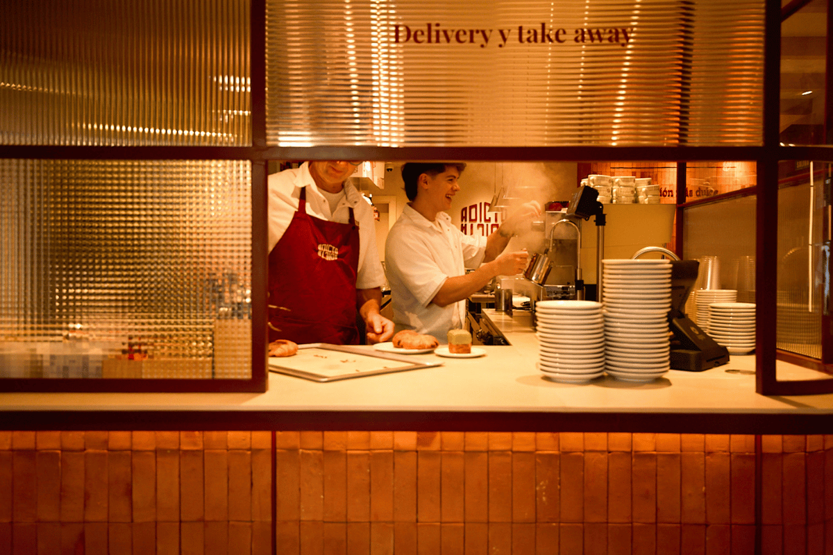 Equipo de Adicto y Adicta, la cafetería de Gastroadictos en Micer Mascó preparando café.