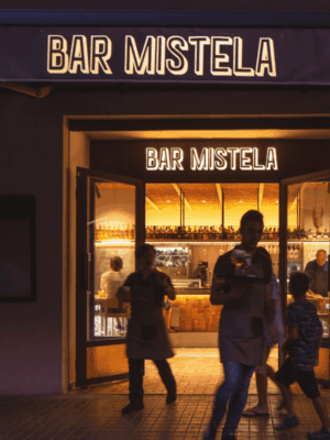 Entrada principal de Bar Mistela, el bar de Torrefiel de Gastroadictos.
