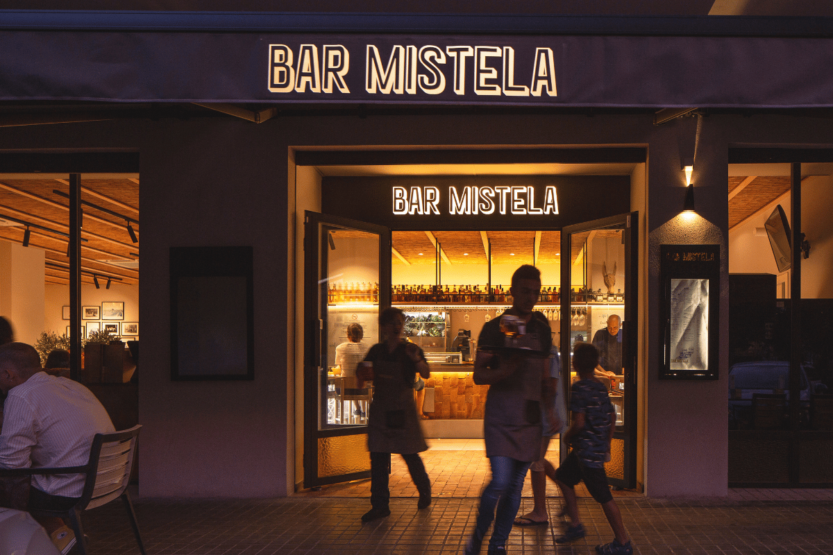 Entrada principal de Bar Mistela, el bar de Torrefiel de Gastroadictos.
