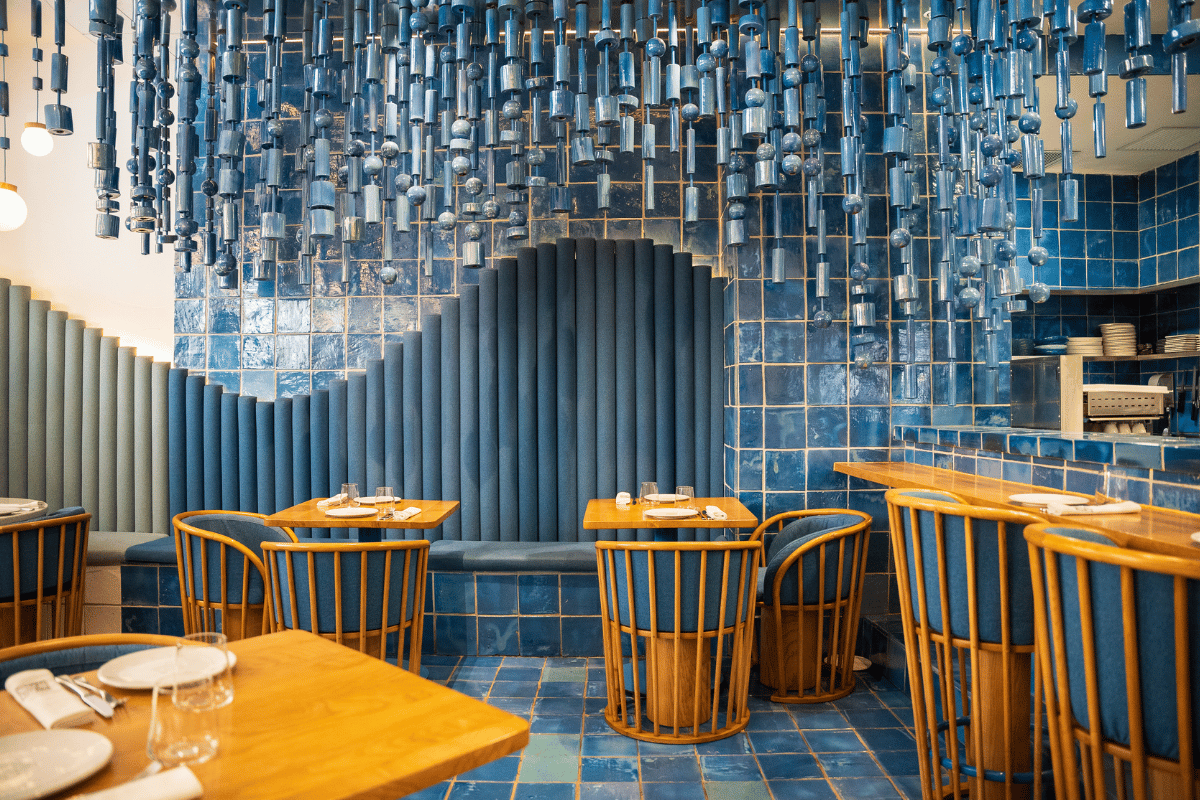 La sala de La Sastrería, restaurante donde comer en el Cabanyal.